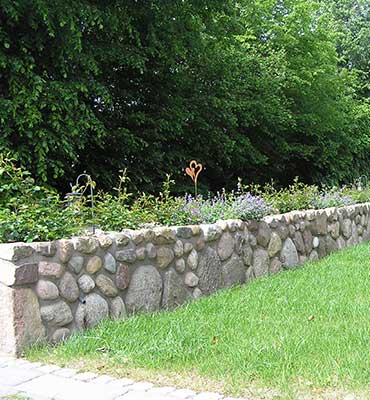 Bepflanzbare doppelwandige Natursteinmauer