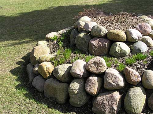 Kräutern oder Sommerblühern bietet diese Spirale mal Sonne, mal Halbschatten. Die Steine speichern die Wärme des Tages.