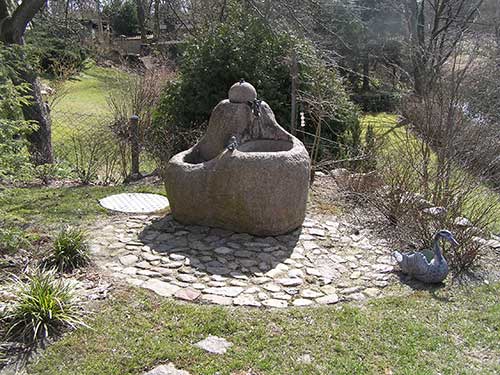 Dieser dekorative Brunnen brauchte eine ebensolche Umgebung. Untergrund und Zuwegung mit Natursteinen.