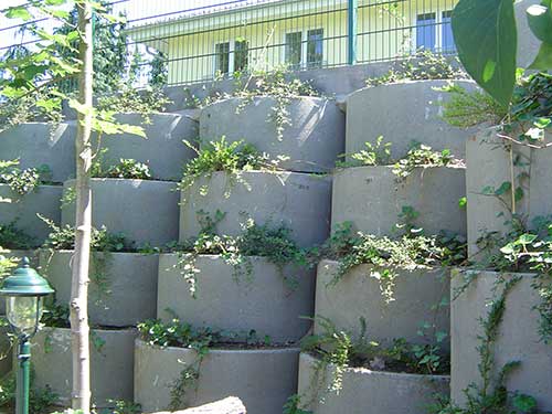 Pflanzsteine: in Kürze wird aus dieser stabilen Mauer eine grüne Wand. Auch eine Form der Gartengestaltung