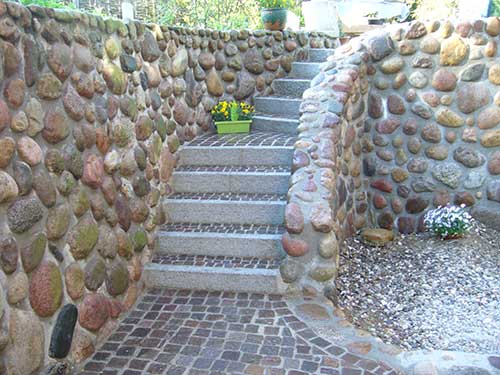 Lebhafte Gartengestaltung setzt auch auf Niveauunterschiede - Sie werden mit Natursteinmauern ausgegelichen