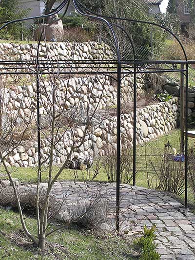 Natursteinmauer am Hang aus Feldsteinen