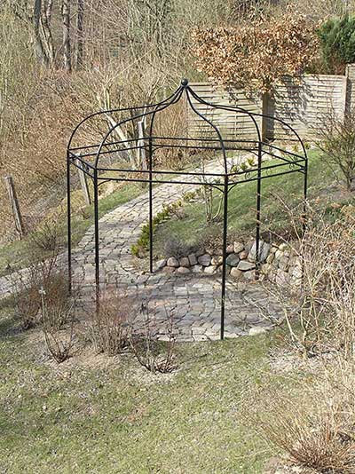 Wege im Garten - ein dekorativer Pavillon mit Terrasse und Weg aus Natursteinen.