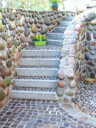 Treppe aus verschiedenen Natursteinen - gleichzeitig Niveauausgleich und Abstützung