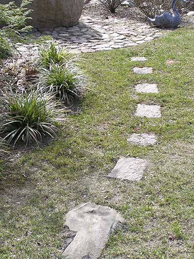 Ein paar Trittsteine schon bilden Wege im Garten