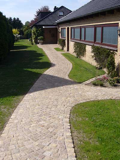 Wege rund ums Haus mit Natursteinen